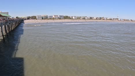 Muelle-Y-Playa-De-Locura-Con-Una-Brisa-Fuerte-Y-Mar-En-Calma-2024