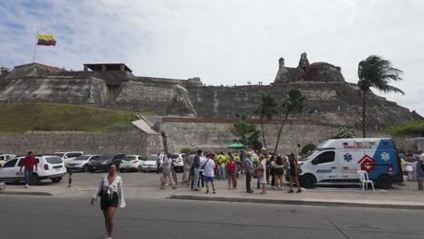 Touristen-Und-Besucher-Außerhalb-Des-Geländes-Der-Burg-San-Felipe-De-Barajas-In-Cartagena,-Kolumbien