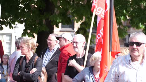 Rote-Fahnen:-Bürger-Versammeln-Sich-Für-Demonstration-Für-Sozialen-Wandel-In-Der-Stadt