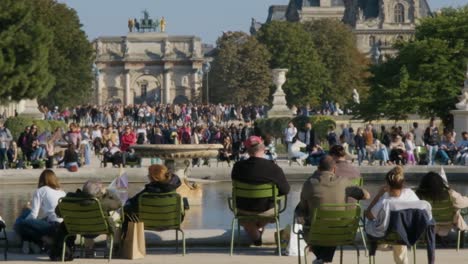 Multitud-Disfrutando-Del-Verano-En-El-Jardín-De-Las-Tullerías-De-París.