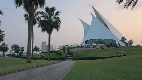 Una-Vista-General-Del-Club-De-Golf-De-Dubai,-Inaugurado-En-1993,-Que-Comprende-Un-Campo-De-Golf-Profesional-De-18-Hoyos-Par-71.