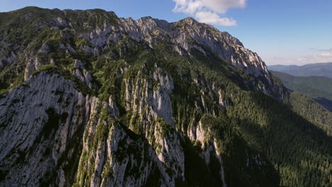 Das-Licht-Des-Sonnenuntergangs-Taucht-Die-Schroffen-Gipfel-Des-Piatra-Craiului-Ins-Licht,-Die-Luftaufnahme-Offenbart-Die-Erhabenheit-Der-Natur