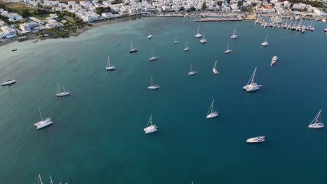 Imágenes-Aéreas-De-La-Ciudad-Y-El-Puerto-De-Parikia-En-La-Isla-De-Paros,-Una-De-Las-Muchas-Islas-Cícladas-En-El-Mar-Egeo.