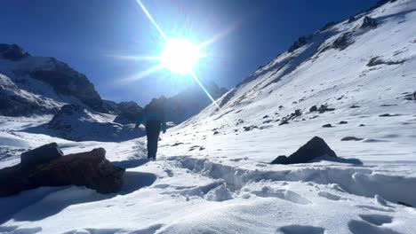 Hombres-Viajeros-Haciendo-Caminatas-En-Montañas-Invernales,-Caminatas-En-Invierno,-Clima-Nevado