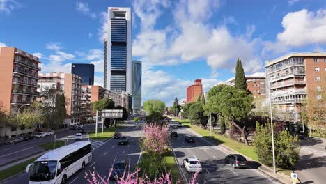 Tráfico-De-Madrid-En-Una-Calle-Muy-Transitada-Cerca-De-La-Zona-De-Negocios-De-Cuatro-Torres-En-Primavera