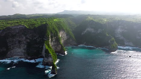 Hohe-Klippen-Entlang-Der-Küste-Der-Insel-Nusa-Penida,-Bali-In-Indonesien