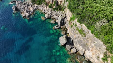 Limni-Beach-Glyko-Auf-Der-Insel-Korfu,-Türkisfarbenes-Wasser-Küsst-üppiges-Grün,-Ruhe-Am-Ionischen-Meer,-Luftaufnahme