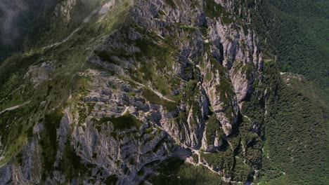 Montañas-Piatra-Craiului-Que-Muestran-Un-Terreno-Accidentado-Y-Una-Exuberante-Vegetación,-Luz-Natural-Y-Vista-Aérea.