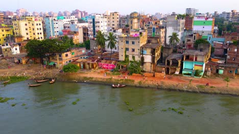 Paisaje-Urbano-De-Dhaka-Junto-Al-Río-Buriganga-En-Bangladesh---Toma-Aérea-De-Drones