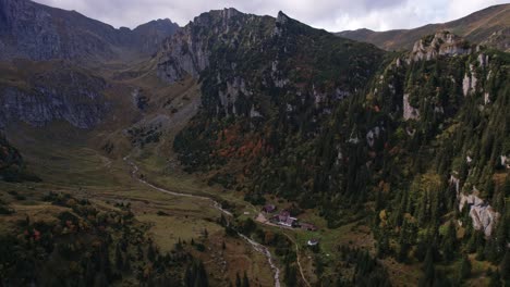 Herbstfarben-Schmücken-Die-Bucegi-Berge-Rund-Um-Das-Malaiesti-Chalet,-Luftaufnahme