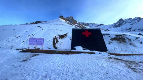 Primera-Habitación-En-La-Nieve-Cerca-Del-Cartel-De-Emergencias-Del-Hospital-De-La-Cruz-Roja