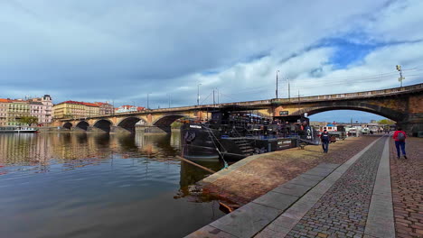 Barco-Antiguo-Anclado-En-El-Río-Moldava-Cerca-Del-Puente-Palacky-En-Praga,-República-Checa