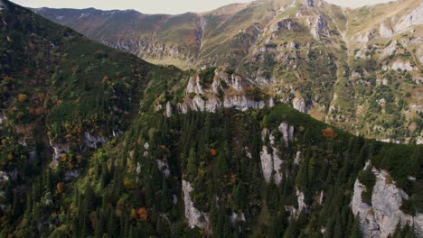 Herbstfarben-Hüllen-Die-Bucegi-Berge-Ins-Licht,-Luftaufnahme-Des-Schroffen-Gipfels-Der-Padina-Cruci