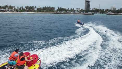 Paar-Im-Strandurlaub-Auf-Wasserröhre,-Drohnen-Verfolgungsaufnahme