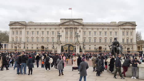 Multitud-Tomando-Fotos-Frente-Al-Palacio-De-Buckingham,-Londres