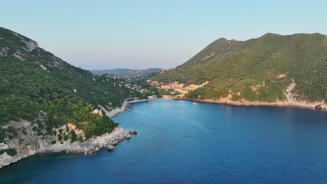 Ermones-Strand-Auf-Der-Insel-Korfu,-Goldene-Stunde,-Sonnenlicht-Küsst-Das-Ionische-Meer,-Luftaufnahme