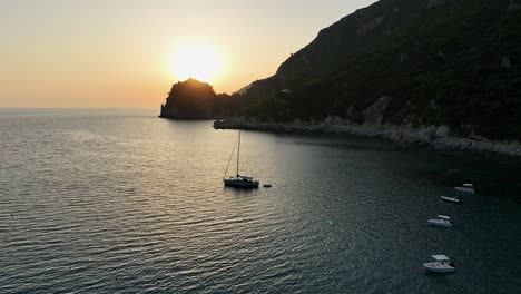 Segelboote-Ankerten-Während-Eines-Ruhigen-Sonnenuntergangs-In-Einer-Ruhigen-Bucht-Auf-Der-Insel-Korfu