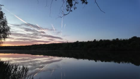 Friedlicher-Teich-Bei-Sonnenaufgang:-üppige-Vegetation-Und-Stilles-Wasser