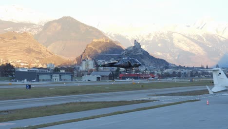 Aterrizaje-Hb-zuw,-Helicóptero-Airbus,-H125-En-El-Aeropuerto-De-Sion,-Suiza
