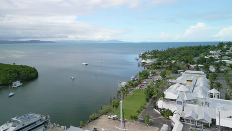 Port-Douglas-Town-Coral-Sea-En-El-Extremo-Norte-Tropical-De-Queensland-Vuelo-Aéreo-De-Drones,-Destino-De-Viaje-Australiano