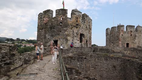 Conwy-Castle-In-Wales-Mit-Touristen-Und-Videoschwenk-Von-Links-Nach-Rechts