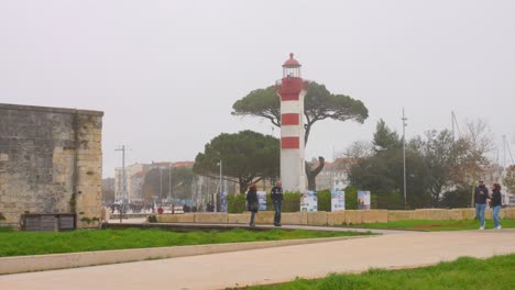 Vista-De-Perfil-Del-Faro-Rojo-Y-Blanco-En-El-Histórico-&quot;vieux-port&quot;-En-La-Rochelle,-Francia