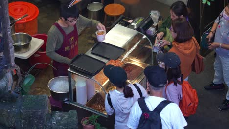 Die-Leute-Stehen-Schlange,-Um-Das-Berühmte,-Frisch-Zubereitete-Taro-Bällchen-Dessert-In-Der-Alten-Straße-Von-Jiufen-Im-Charmanten-Bergdorf-Zu-Kaufen,-Einer-Beliebten-Touristenattraktion-Taiwans