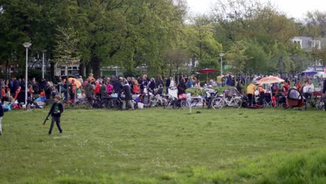 Kinder-Rennen-Und-Spielen-Auf-Der-Wiese-Im-Niederländischen-Amsterdam-Noorderpark