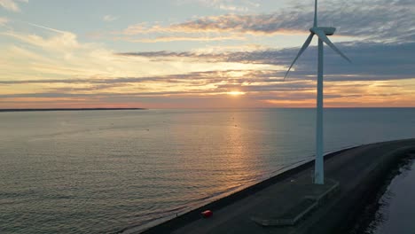 Drohnenaufnahme-Einer-Windturbine-Auf-Der-Insel-Neeltje-Jans-Bei-Sonnenuntergang