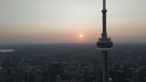 Cautivantes-Imágenes-Cinematográficas-En-4k-Del-Horizonte-De-Toronto-Durante-La-Puesta-De-Sol,-Con-La-Icónica-Torre-CN-Recortada-Contra-Un-Cielo-Vibrante-Y-Colorido.