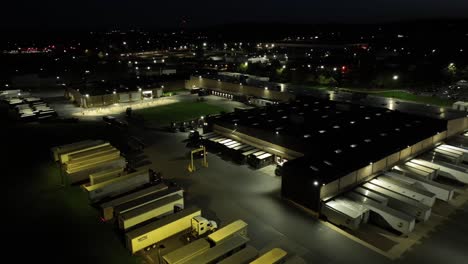 Toma-De-Drones-En-Aumento-Del-Parque-Logístico-De-United-Parcel-Service-En-Una-Ciudad-Estadounidense-Por-La-Noche