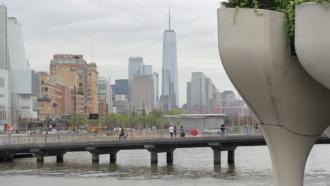 Das-One-World-Trade-Center-In-Der-Innenstadt-Von-New-York-City-Mit-Little-Island-Park-Im-Vordergrund-An-Einem-Bewölkten-Tag