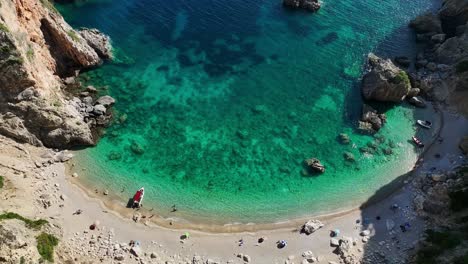 Giali-Strand-Auf-Korfu-Mit-Kristallklarem,-Türkisfarbenem-Wasser-Und-Sonnenanbetern-Auf-Sand,-Luftaufnahme