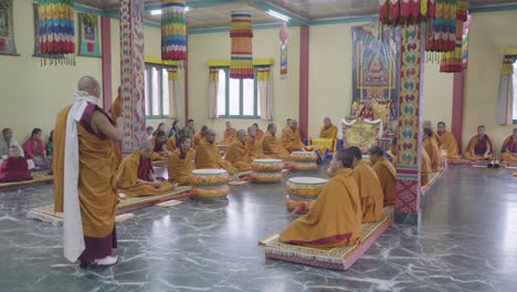 El-Culto-Budista-Se-Lleva-A-Cabo-Dentro-Del-Monasterio-Budista.