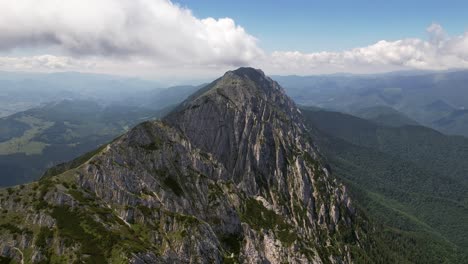 Atemberaubende-Luftaufnahme-Des-Scharfen-Gipfels-Im-Piatra-Craiului-Gebirge-Unter-Klarem-Himmel