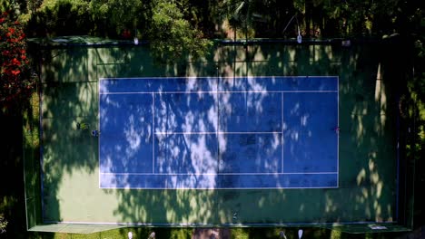 Ciudad-De-Brasilia,-Gente-Disfrutando-Del-Juego-De-Tenis,-áreas-Verdes-Urbanas,-Aéreo