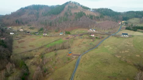 Panorámica-Aérea-De-Una-Aldea-Rural-En-El-Campo-De-Polonia.