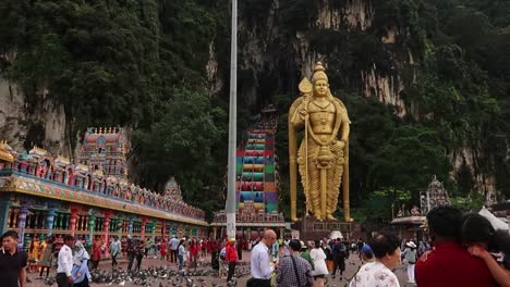 Crowd-of-People-sightseeing-Hindu-Statue-of-Batu-Caves-Temple,-Kuala-Lumpur