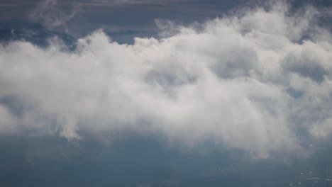 Vuelo-A-Través-De-Las-Densas-Nubes-Blancas-Que-Giran-Sobre-Las-Montañas-Cubiertas-De-Nieve-Y-Un-Valle-Oscuro-Y-Sombrío