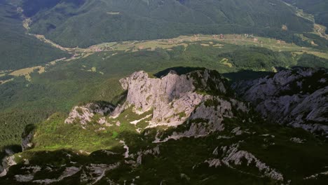 Schroffen-Klippen-Der-Piatra-Craiului-Berge-Unter-Klarem-Himmel,-Luftaufnahme