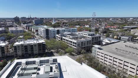 Vuelo-Con-Drones-En-El-Centro-De-Charleston,-Carolina-Del-Sur,-En-Un-Día-De-Cielo-Azul