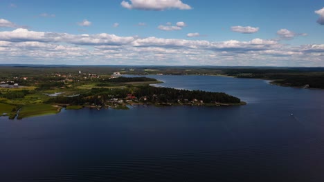 Aerial-view-around-houses-on-the-coastline-of-lake-Vanern,-summer-in-Sweden