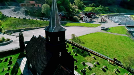Iglesia-De-Flåm-En-El-Municipio-De-Aurland-En-El-Condado-De-Vestland,-Noruega---Vista-Aérea