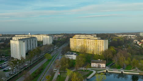 Mehrfamilienhäuser-Neben-Dem-Gemeinschaftspark-Und-Dem-See-In-Danzig,-Polen
