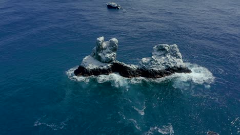 Luftbildrückzug-Zeigt-Die-Kleine-Insel-Roca-Partida-Auf-Den-Revillagigedo-Inseln-In-Mexiko