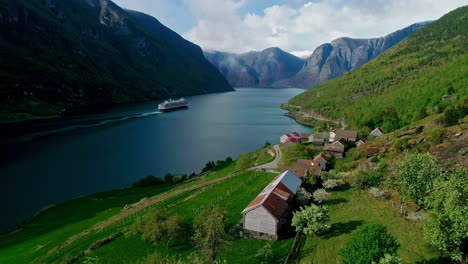 Ein-Boot-Verlässt-Die-Aurlandsfjorde-In-Der-Nähe-Von-Flam-Im-Südwesten-Norwegens