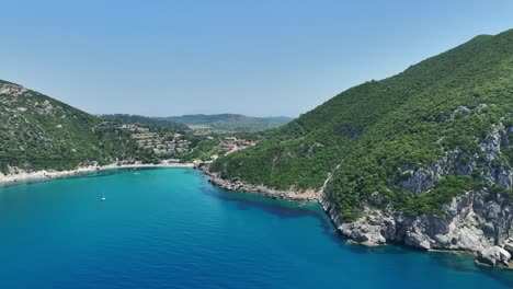 Strand-Von-Liapades-Auf-Korfu,-Griechenland,-Mit-Azurblauem-Wasser-Und-Zerklüfteter-Küste,-Mittag,-Luftaufnahme