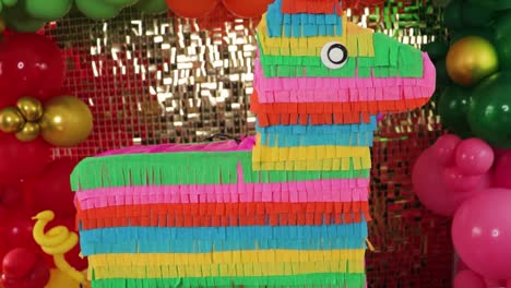 Bunte-Esel-Papier-Piñata-Vor-Luftballon-Hintergrund,-Party-Dekor
