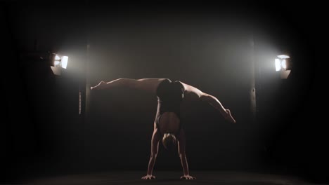 Akrobat-Macht-Handstand-Und-Flexible-Beinbewegungen-Während-Der-Aufführung-Auf-Der-Bühne