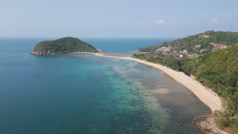 Impresionante-Playa-Con-Península-Vista-Desde-Un-Dron